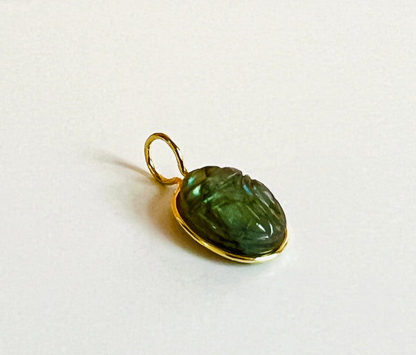 Anhänger Labradorith Scarab, seitliche Ansicht 750 Gold l 18K Gold