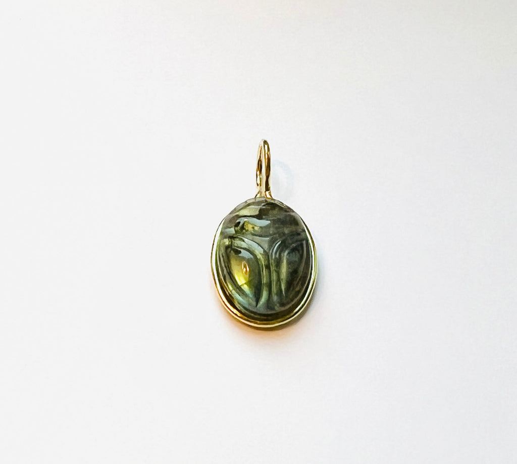 Anhänger gravierter Labradorith Scarab 750 Gold l 18K Gold