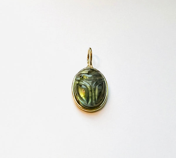 Anhänger gravierter Labradorith Scarab 750 Gold l 18K Gold