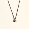 Collier Tiny Poppy 18K Roségold Anhänger Mohnblüte an geschwärzter 925 Silber Collier