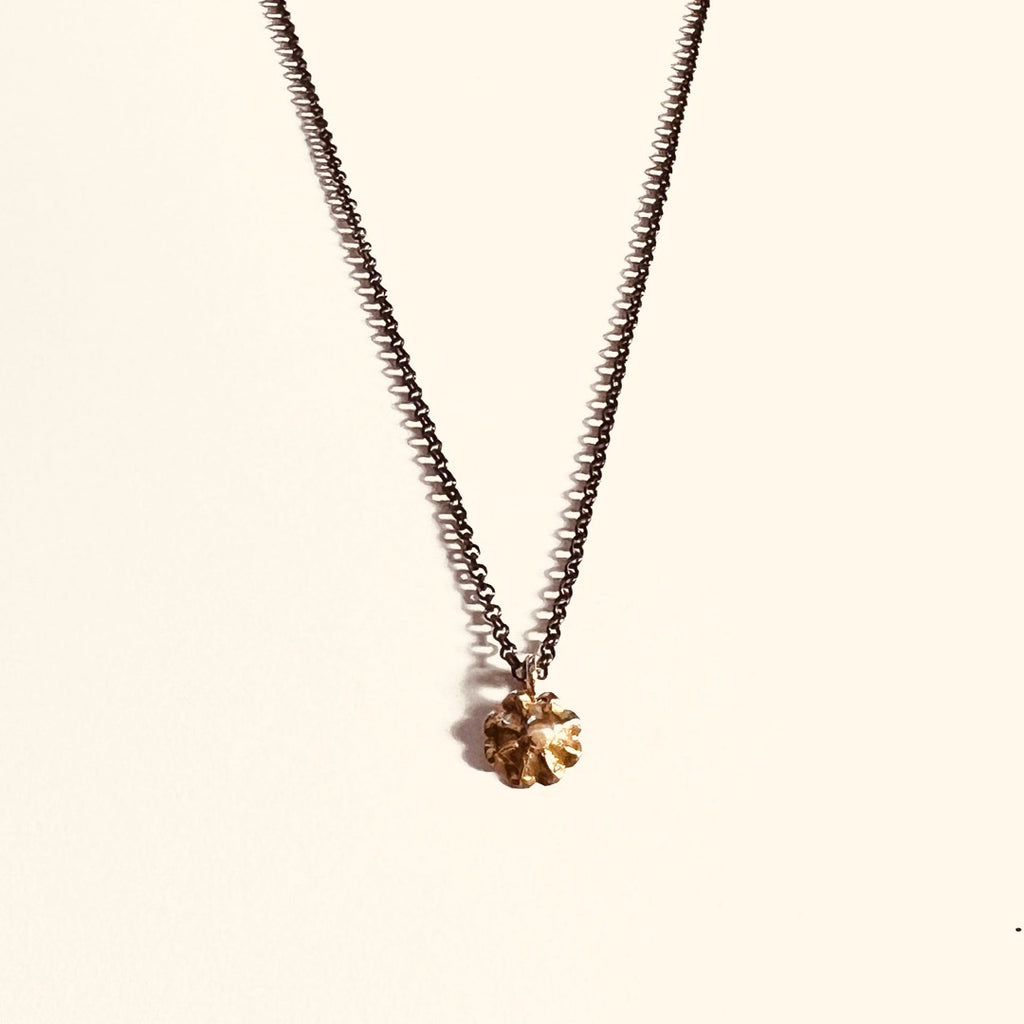 Collier Tiny Poppy 18K Roségold Anhänger Mohnblüte an geschwärzter 925 Silber Collier