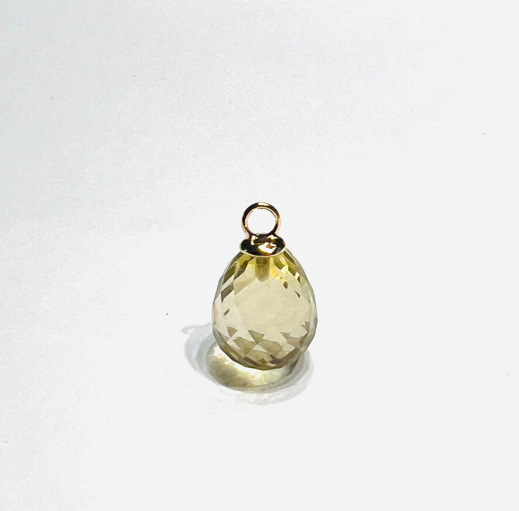Atelier Beatrix Wolter, Anhänger facettierter Citrin-Tropfen mit einer 750 Gold Anänger-Kappe und Öse. Nahansicht.