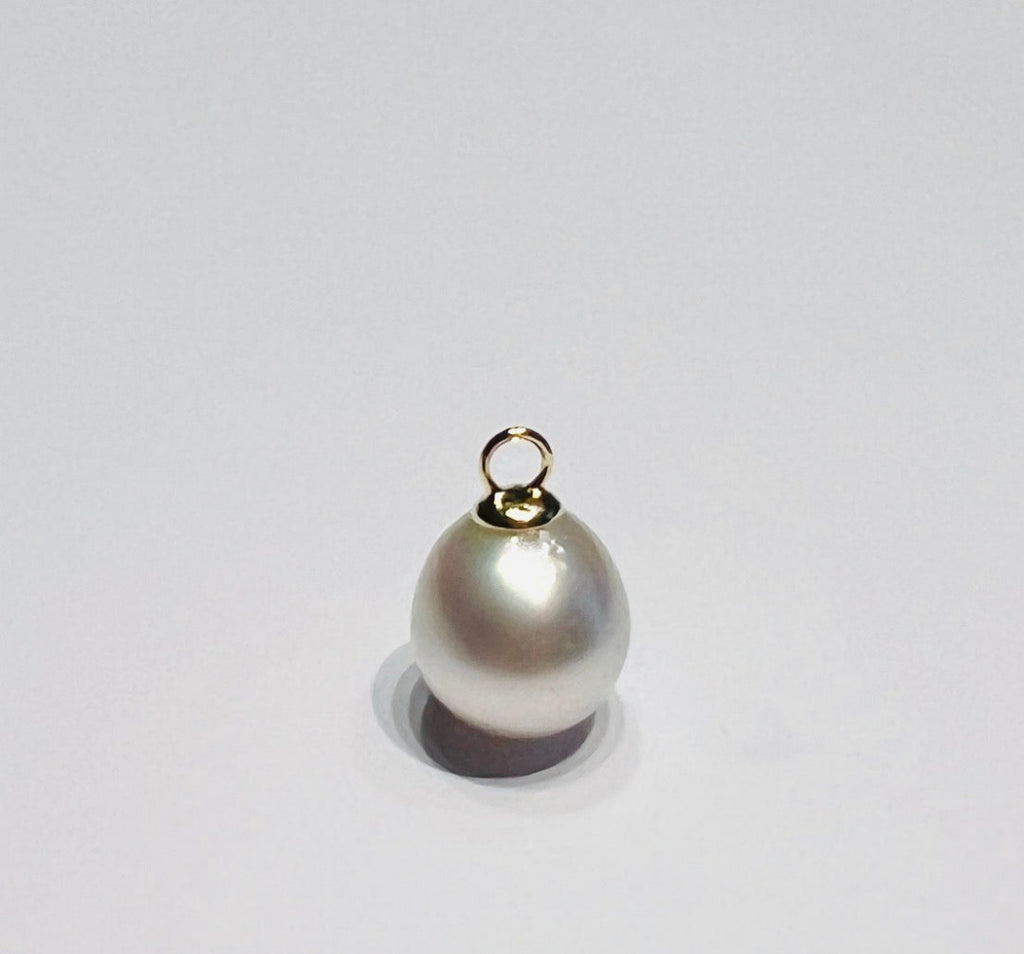 Atelier Beatrix Wolter Anhänger Südsee Zuchtperle mit einer Anhängerkappe mit Öse gefertigt aus 750 Gold I 18K Gold