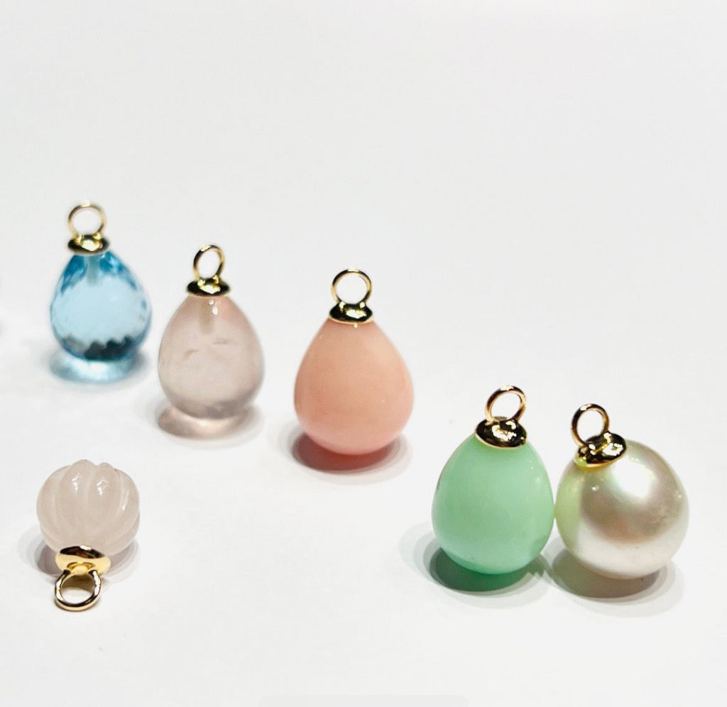 Atelier Beatrix Wolter Sechs Kettenanhänger mit einer Anhängerkappe mit Öse gefertigt aus 750 Gold, diverse Edelsteintropfen zum Kombinieren...
