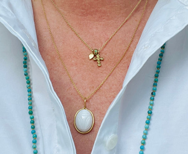 Atelier Wolter - Anhänger TINY Flower Cross 750 Gold l 18K Gold in Kombination mit Tiny WATERDROP und Smaragdronde