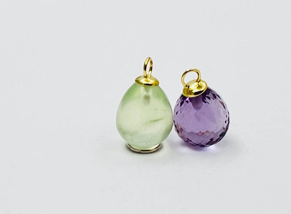 Wolter Anhänger AMETHYST Tropfen, facettiert 18K Gold (rechts zu sehen) und Wolter Anhänger PREHNIT Tropfen 18K Gold (links zu sehen) 