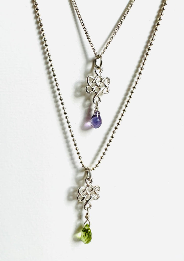 Wolter Colliers Never Ending Love & Luck 925 Silber mit einem facettierten Edelsteintropfen (oben lila Amethyst, unten grüner Peridot)