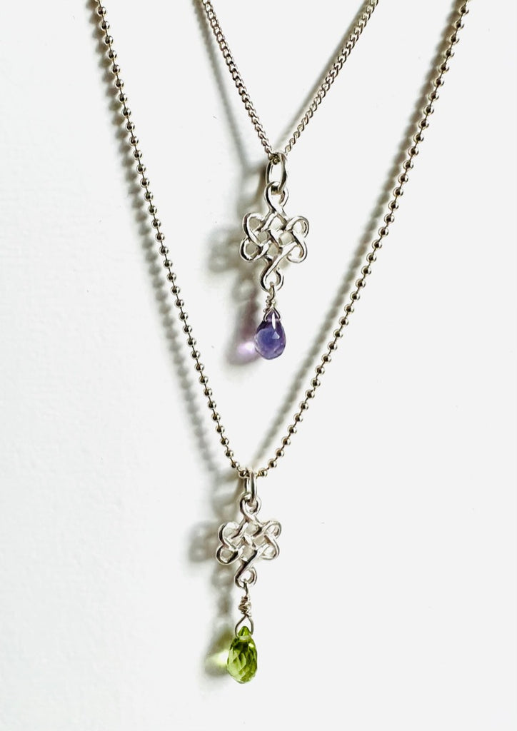 Wolter Never Ending Love & Luck Collier in 925 Silber mit einem facettierten Edelsteintropfen (oben lila Amethyst, unten grüner Peridot)